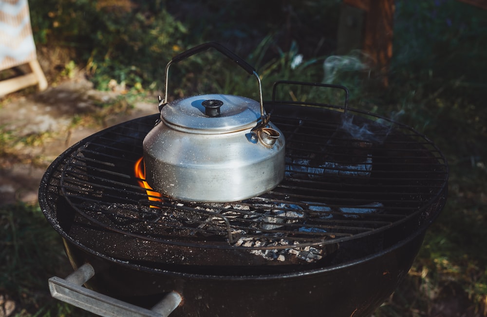 a kettle sitting on top of a grill