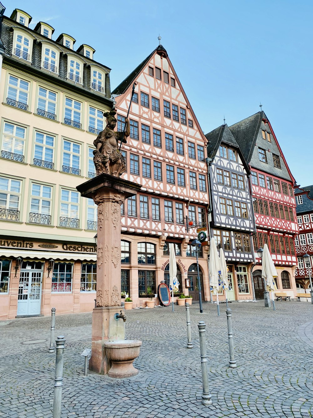 Braun-weißes Betongebäude unter blauem Himmel tagsüber