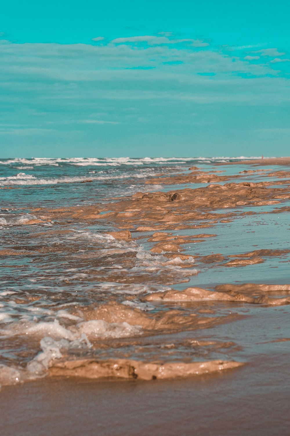 ocean waves crashing on shore during daytime