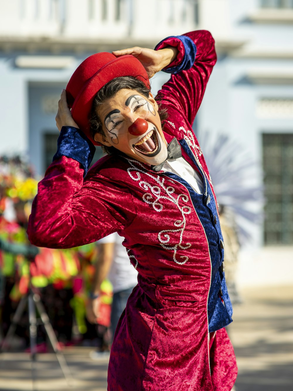 Femme en chemise rouge à manches longues et jupe bleue portant un chapeau rouge