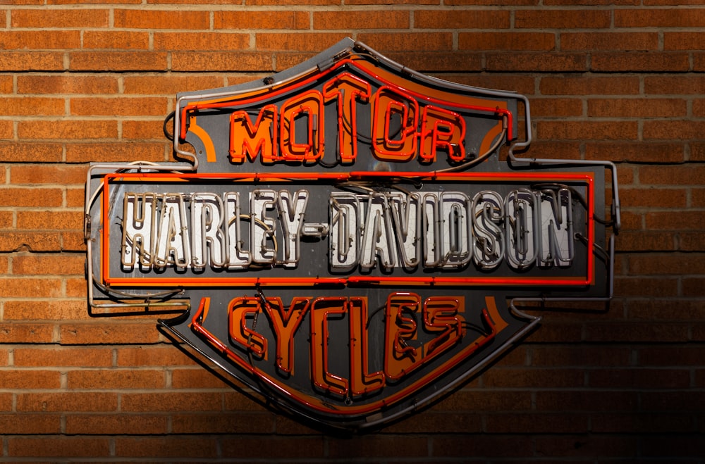 Un letrero de Harley Davidson en una pared de ladrillos