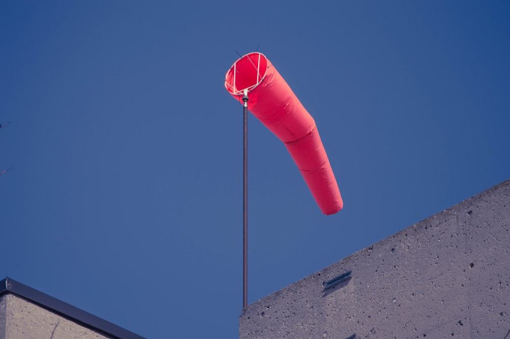 Linterna de papel roja bajo el cielo azul durante el día