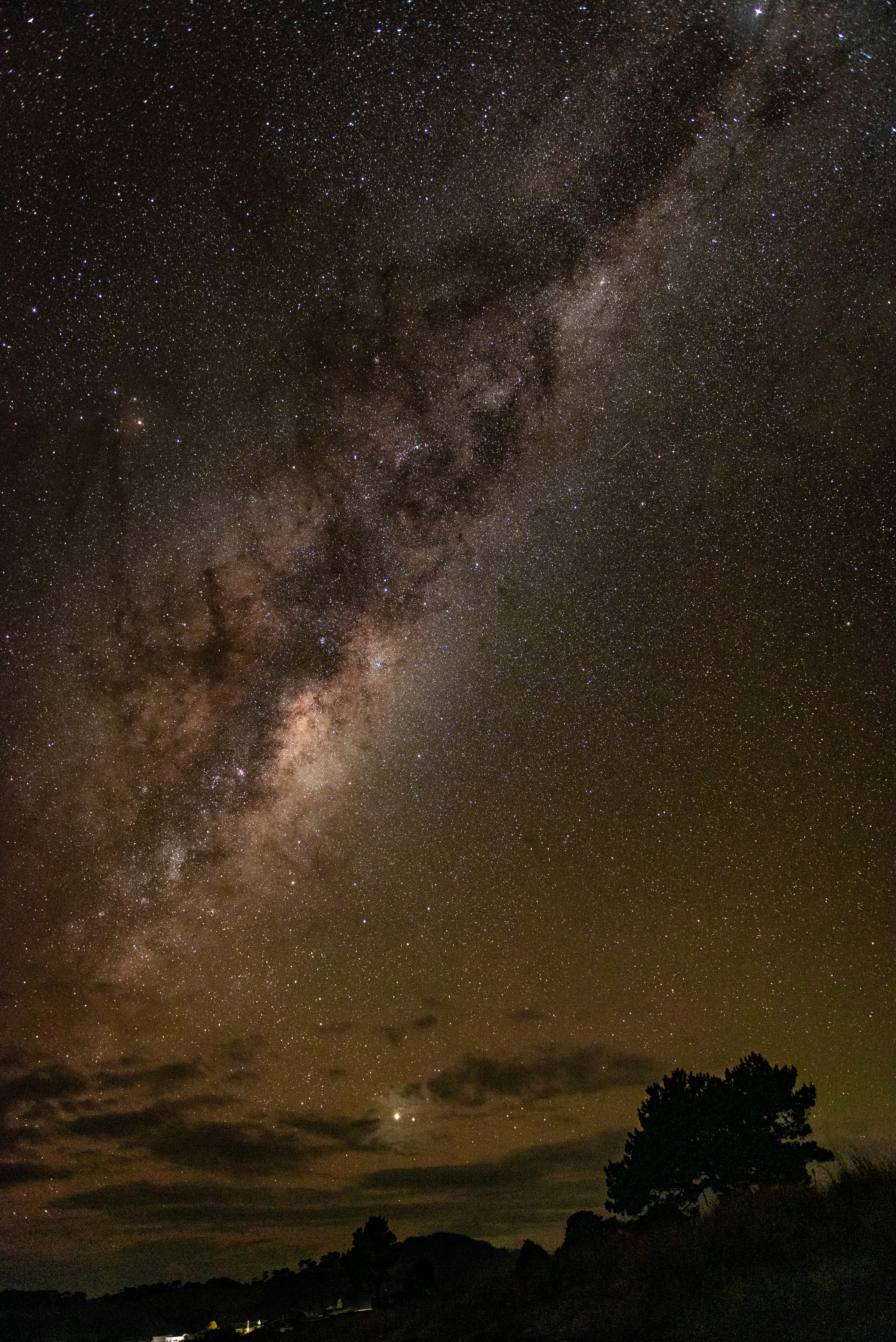 silhouette di montagna sotto notte stellata