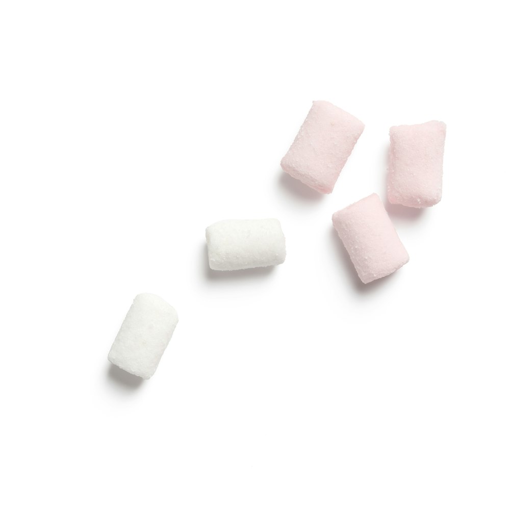 Forma rectangular blanca y rosa