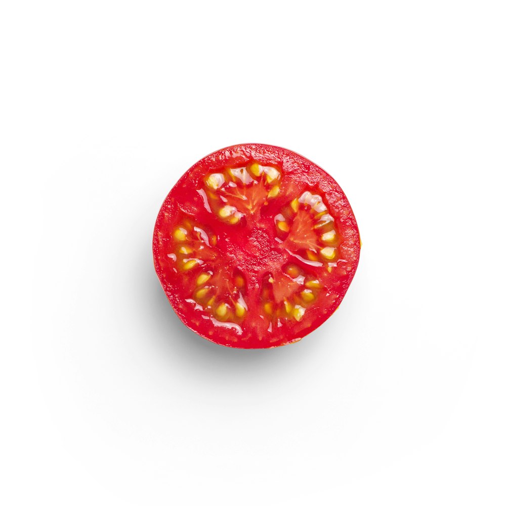 fruta redonda vermelha no fundo branco