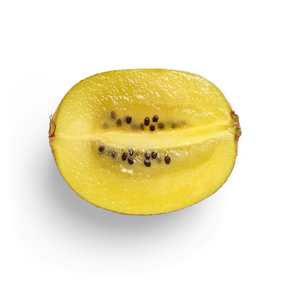 흰색 배경의 노란색 레몬 과일