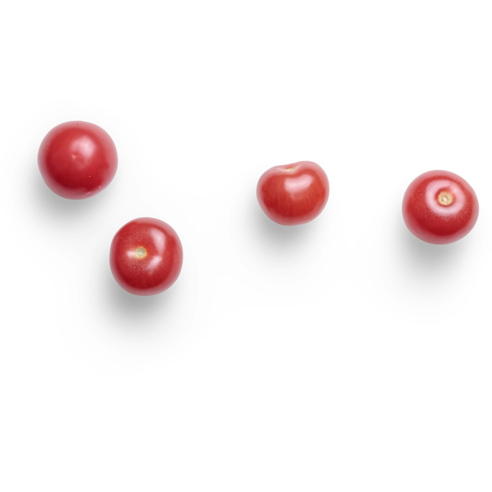 rote runde Früchte auf weißem Hintergrund