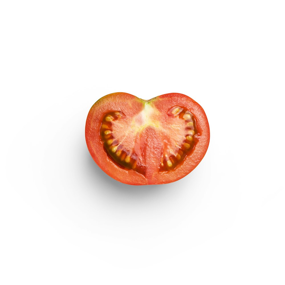 tomate tranchée sur fond blanc