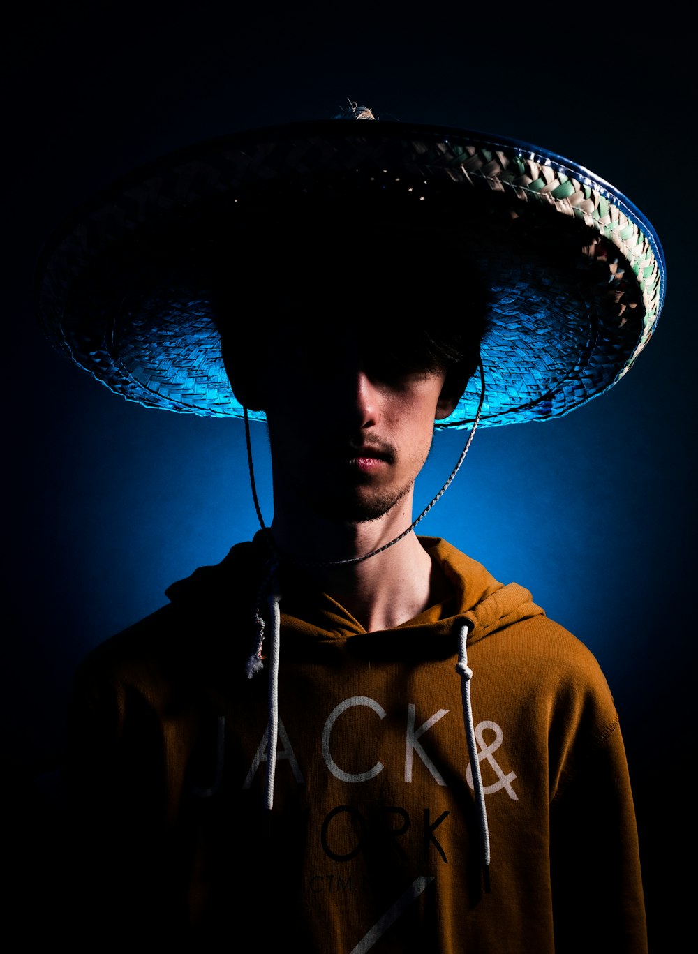 un hombre con un gran sombrero en la parte superior de la cabeza