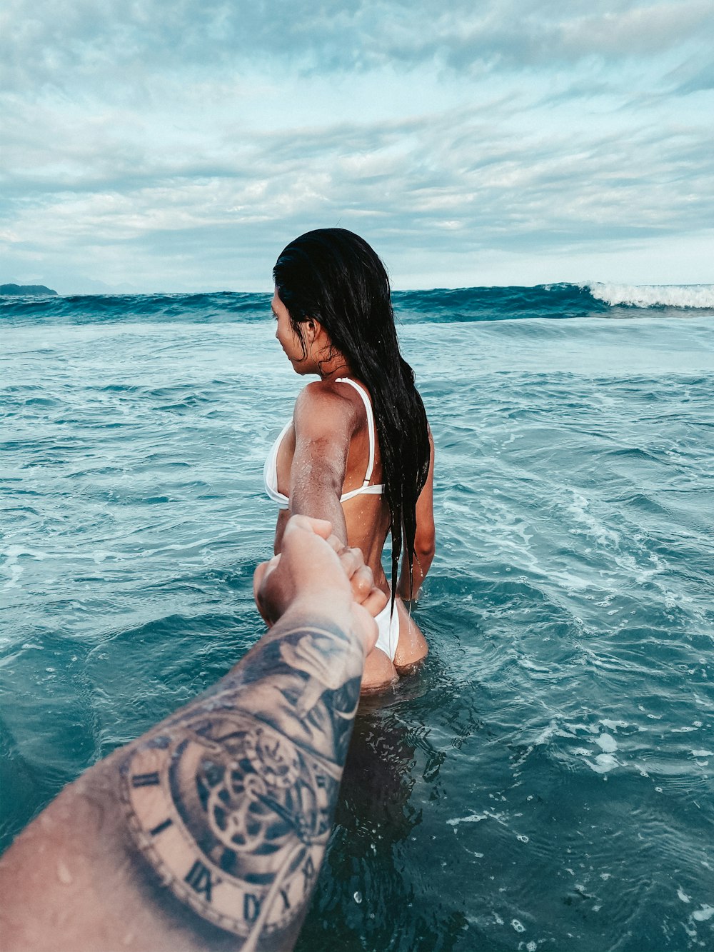 donna in bikini bianco top sull'acqua durante il giorno