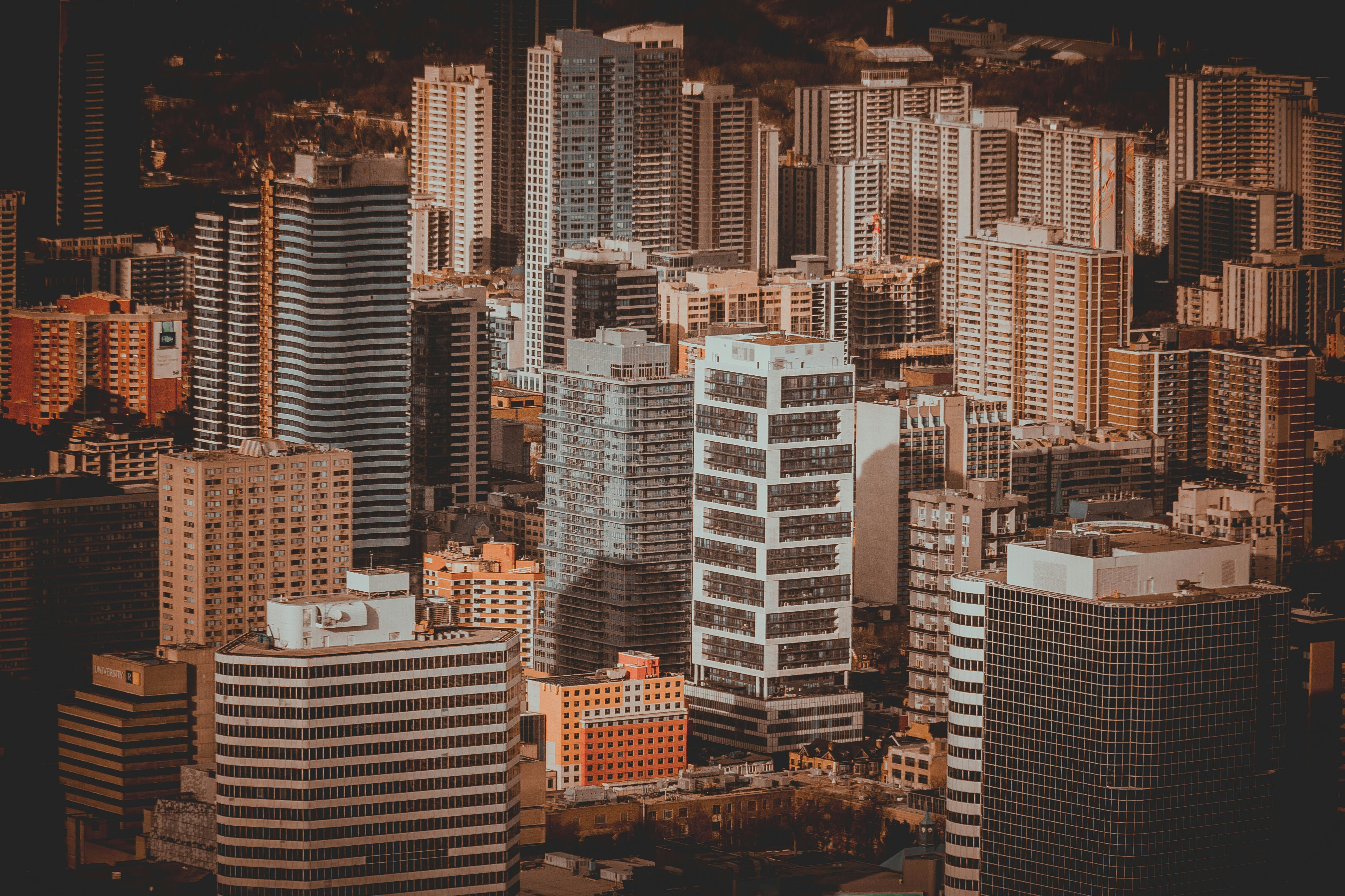 Edificios de gran altura blancos y grises durante el día