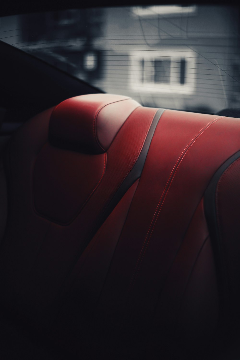 assento de carro vermelho e preto