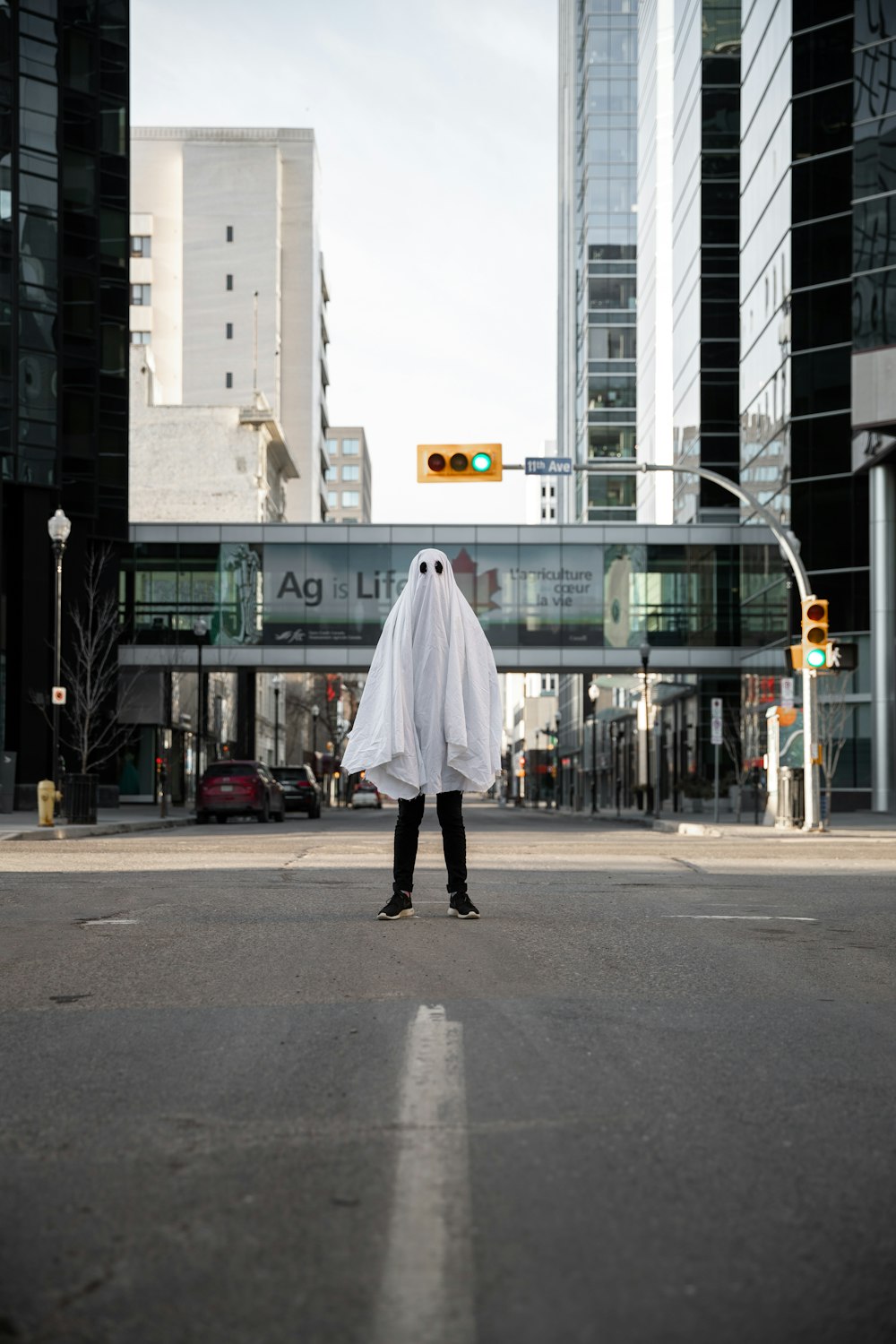 Persona in camice bianco che cammina sul marciapiede durante il giorno