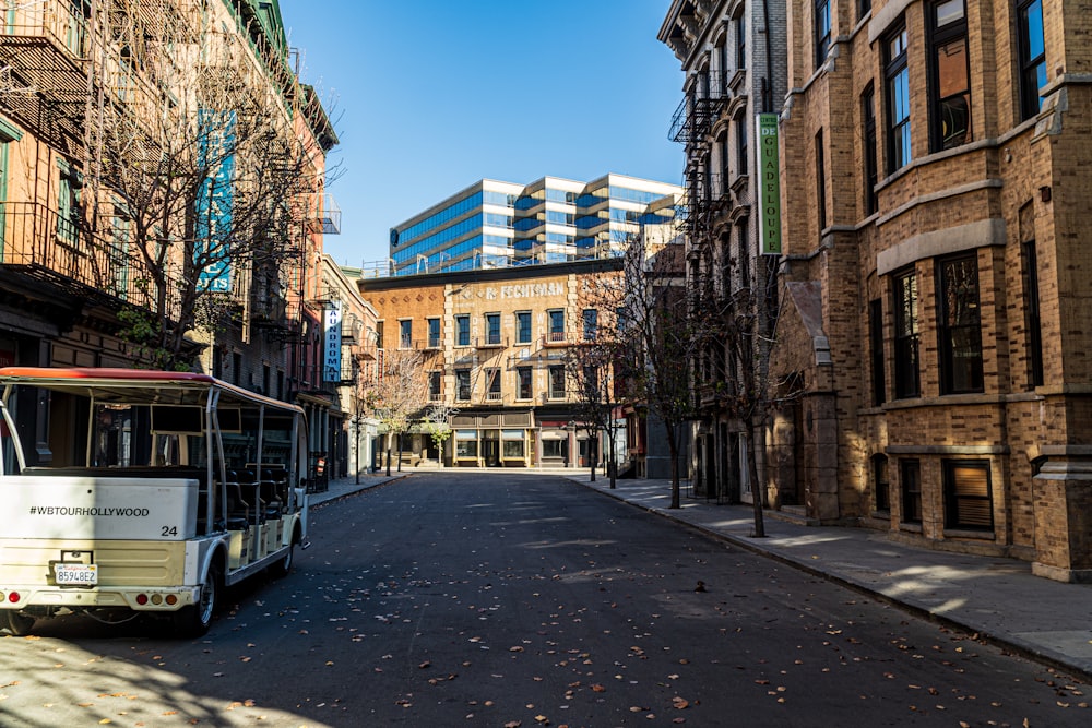 Ein Bus parkt am Straßenrand