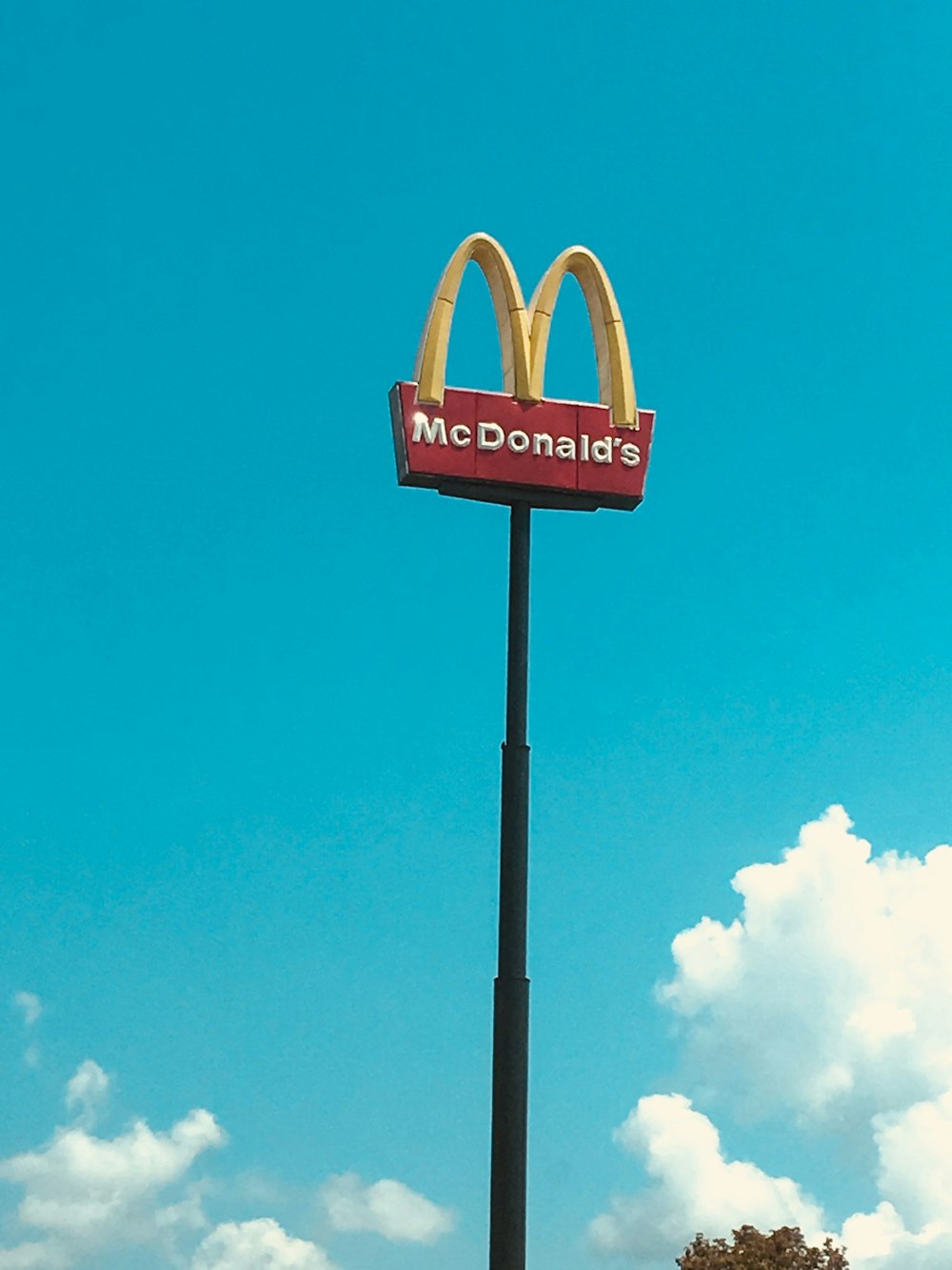 Ein McDonald's Restaurantschild vor blauem Himmel