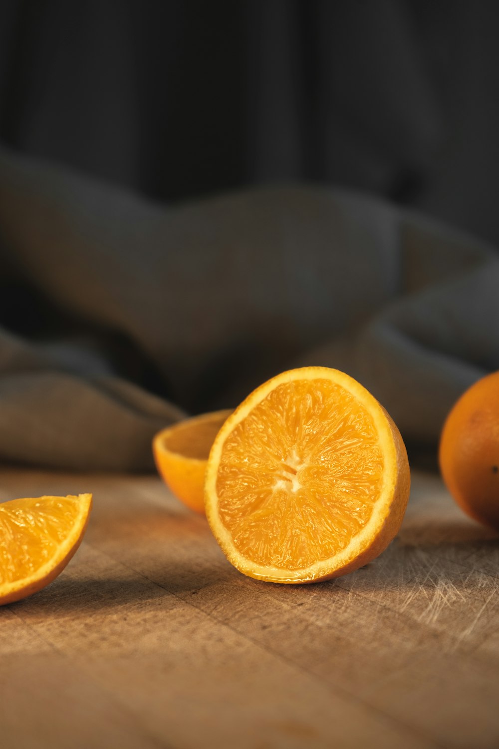 Fruta naranja en rodajas sobre mesa de madera marrón