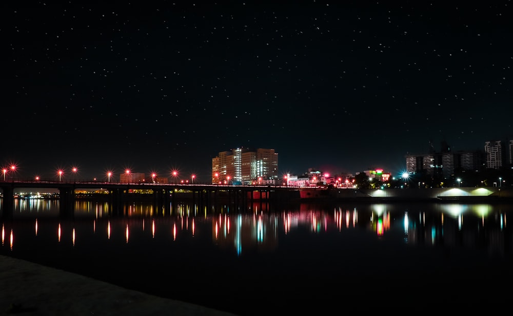 Skyline de la ville pendant la nuit