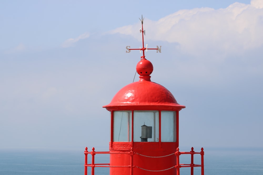 edificio in cemento rosso e bianco vicino allo specchio d'acqua durante il giorno