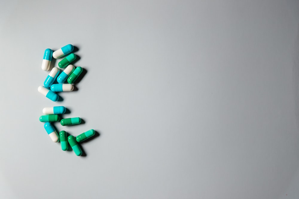 Píldora de medicación verde y azul