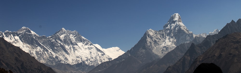 montagna coperta di neve sotto il cielo blu durante il giorno