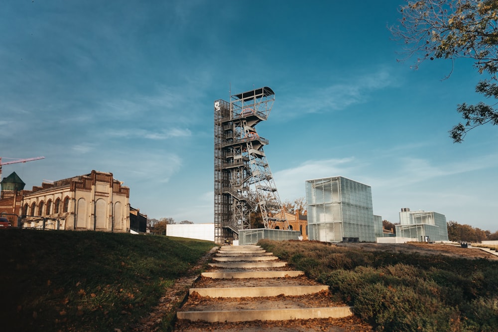 una torre molto alta seduta sul fianco di una collina