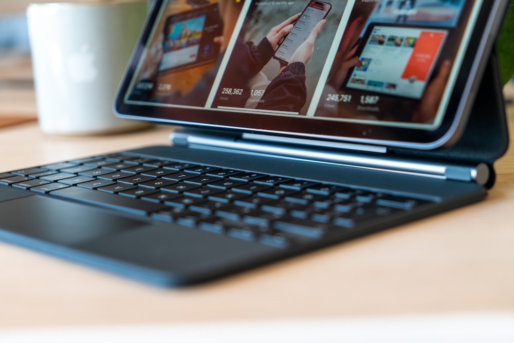 schwarzer und silberner Laptop-Computer