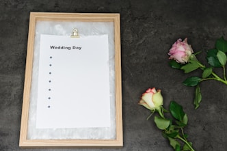 quaderno con foglio con scritto wedding day ed elenco puntato per le cose da fare