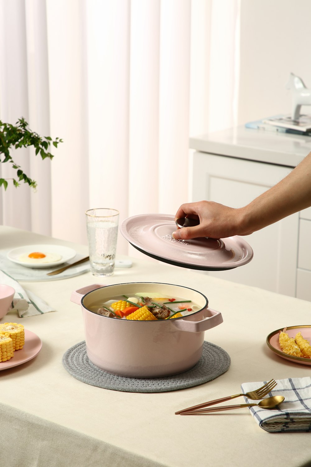 Persona sosteniendo un plato de cerámica blanca con frutas en rodajas