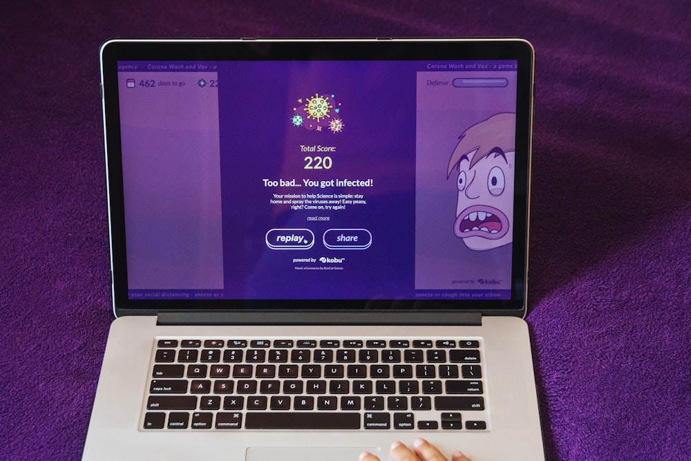 紫色のテキスタイルにMacBook Pro
