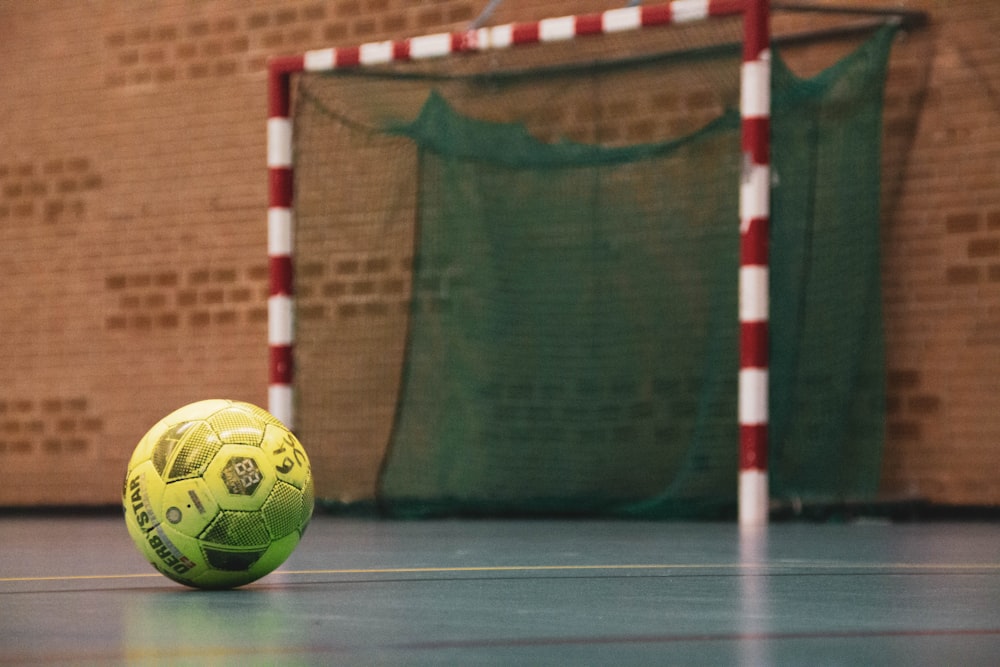 Ballon de football jaune et noir sur le terrain