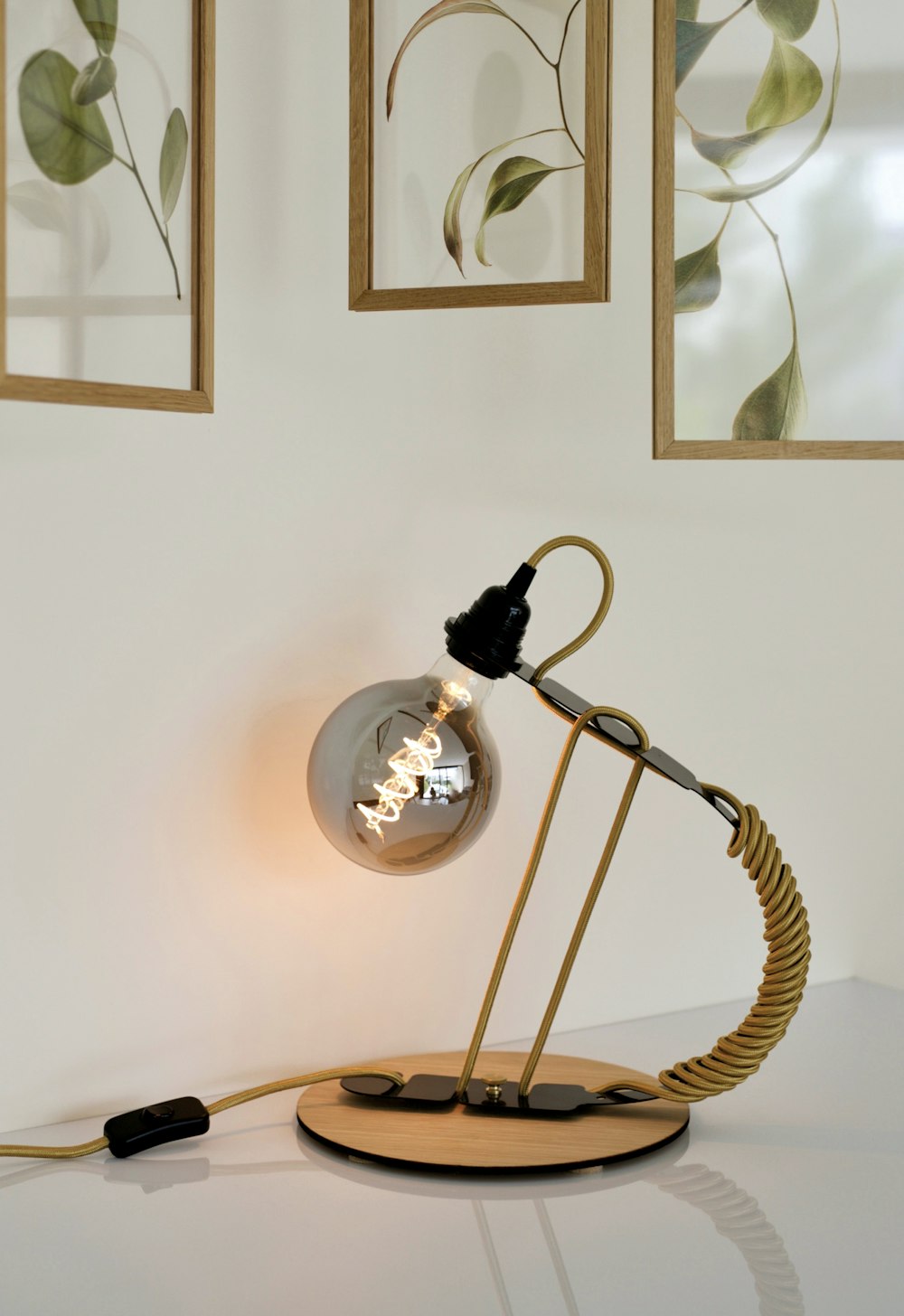 lampada da scrivania argento e nero su tavolo in legno marrone