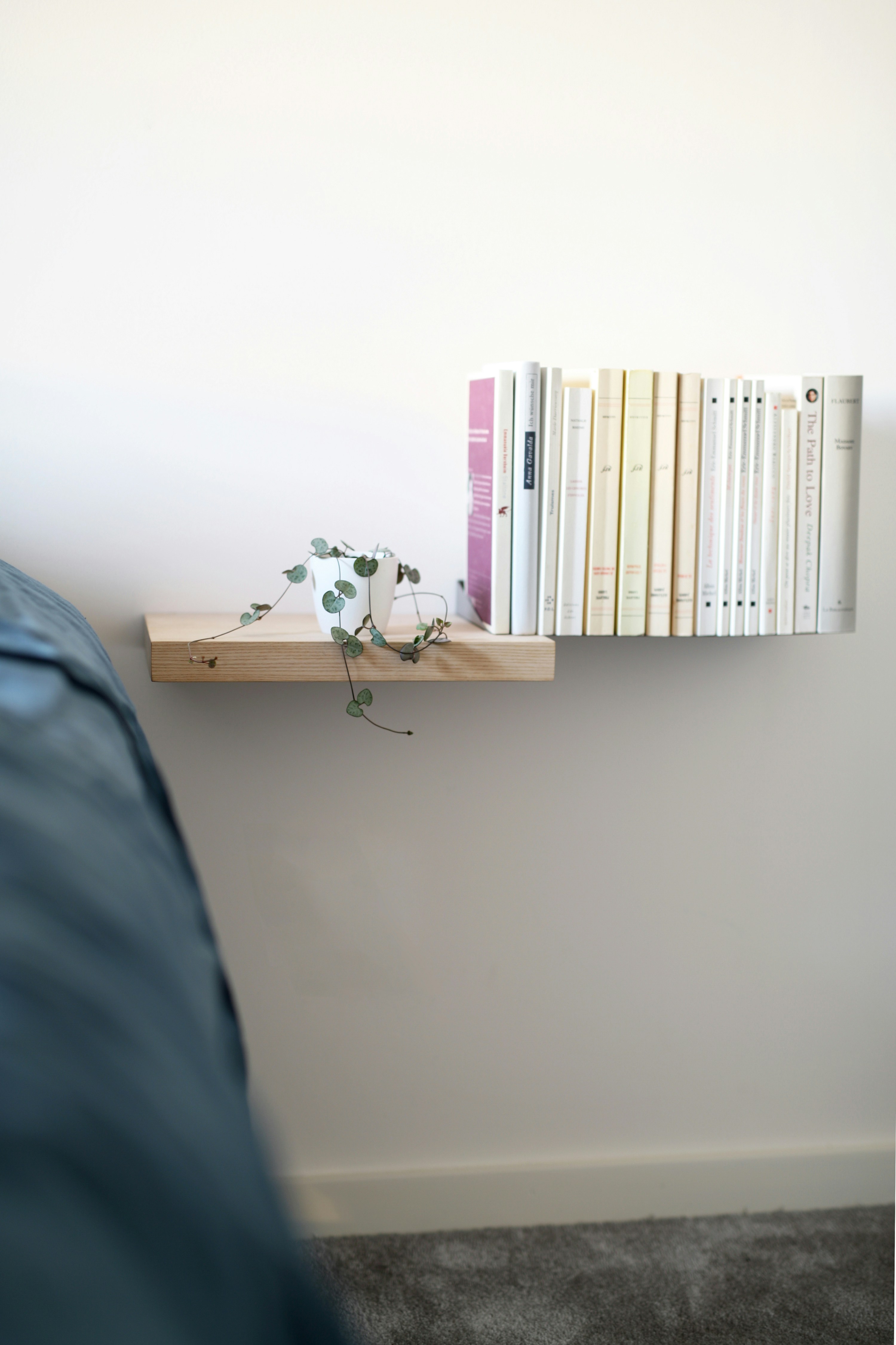 minimalist bookshelf wallpaper, wallpaper, Studio Apartment Ideas with Bookshelves 5