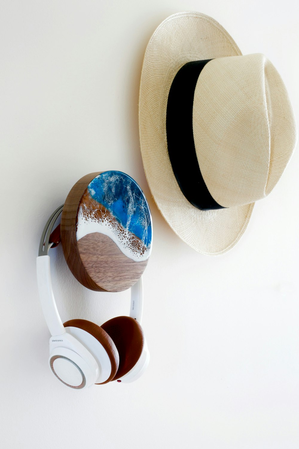 white and blue fedora hat