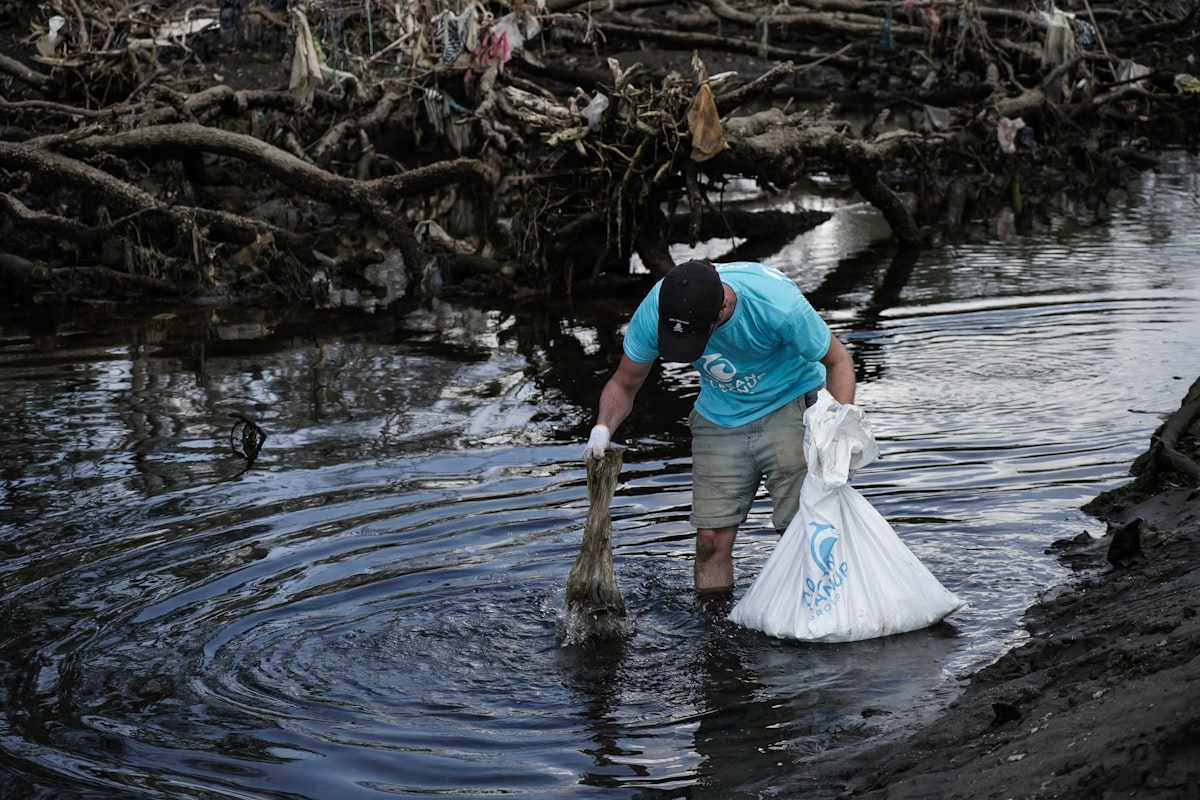Laut Bali dengan sampah plastik mengapung