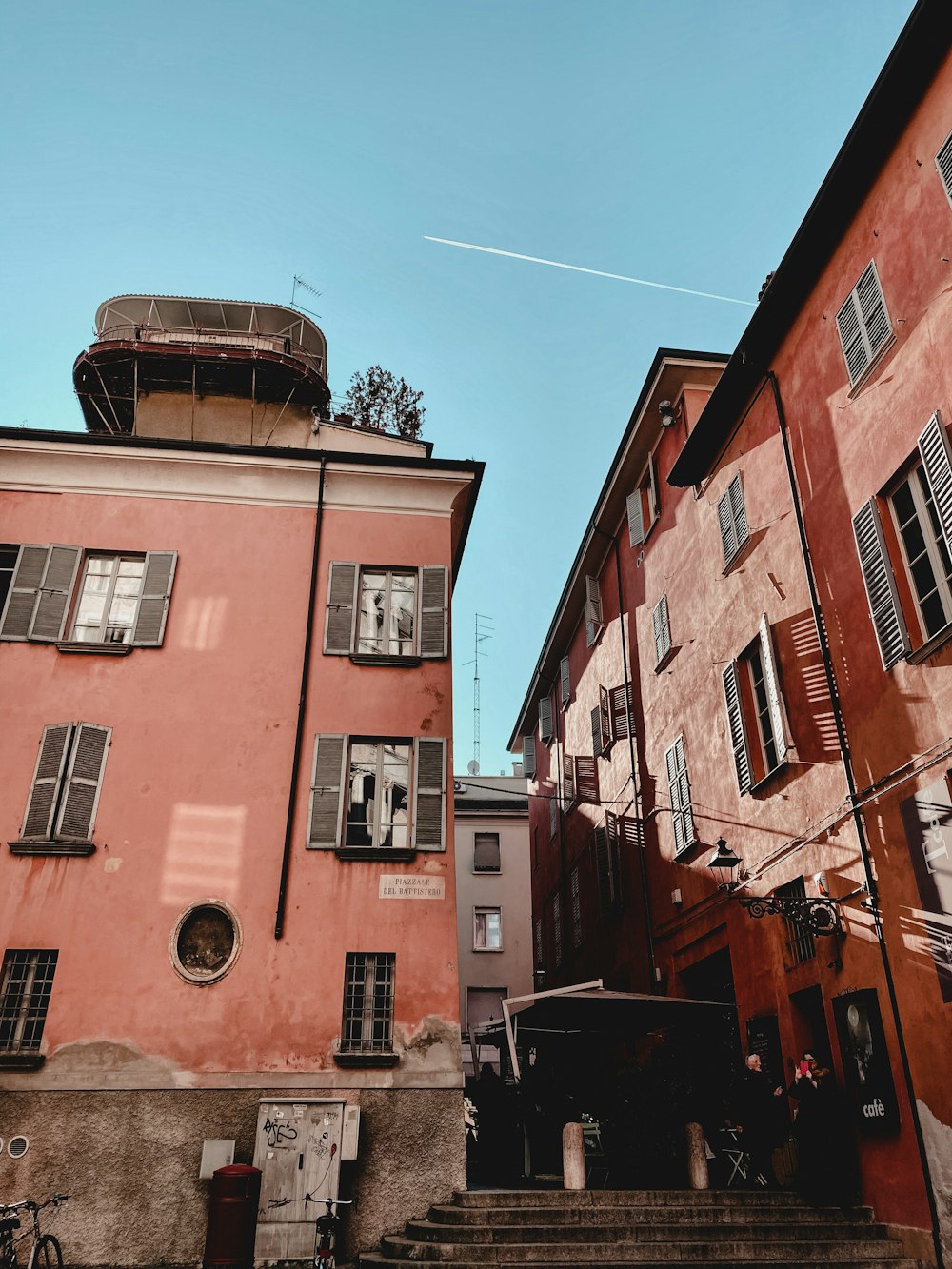 edificio in cemento marrone sotto il cielo blu durante il giorno