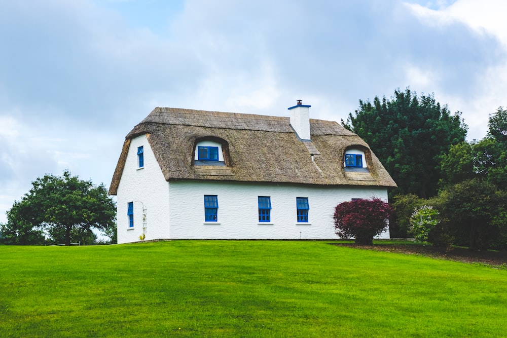 Casa de hormigón blanco y marrón