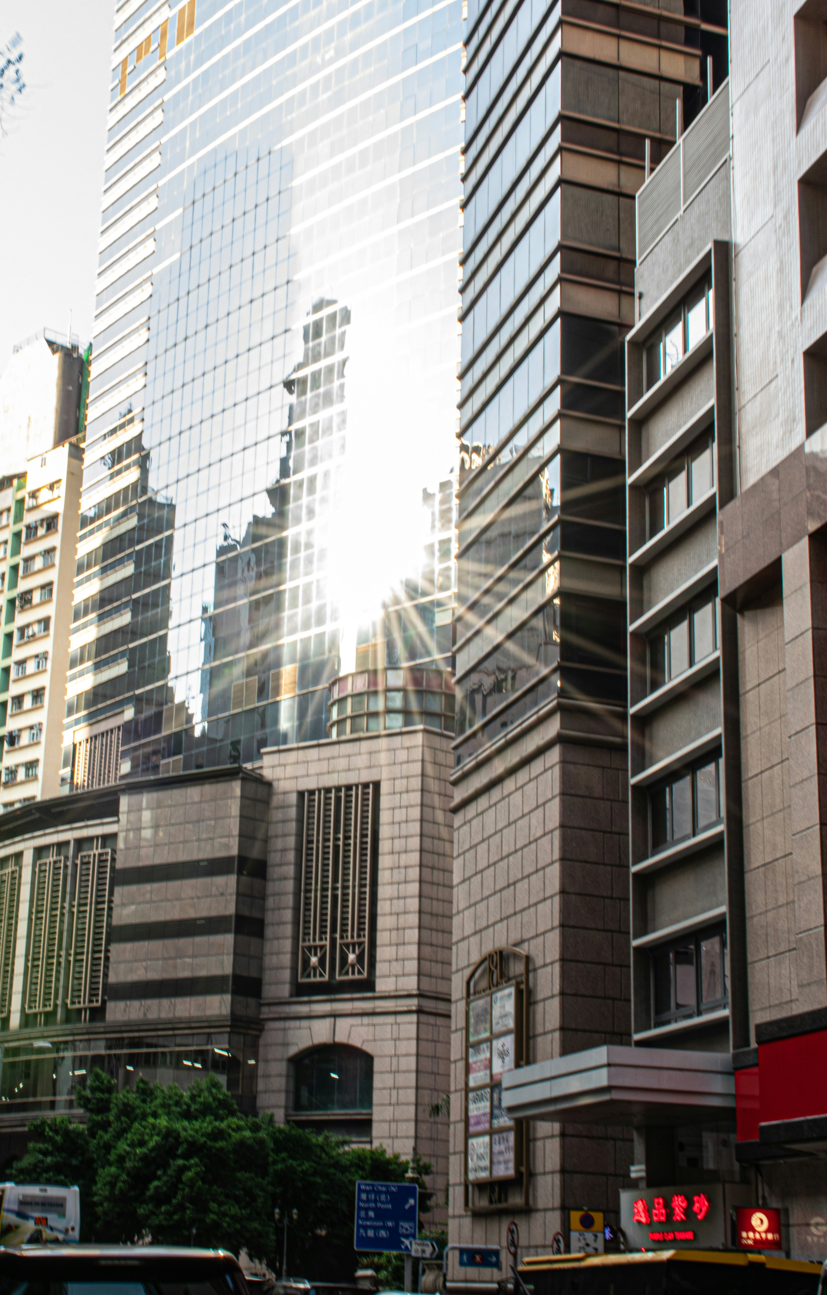 Un très grand bâtiment avec beaucoup de fenêtres