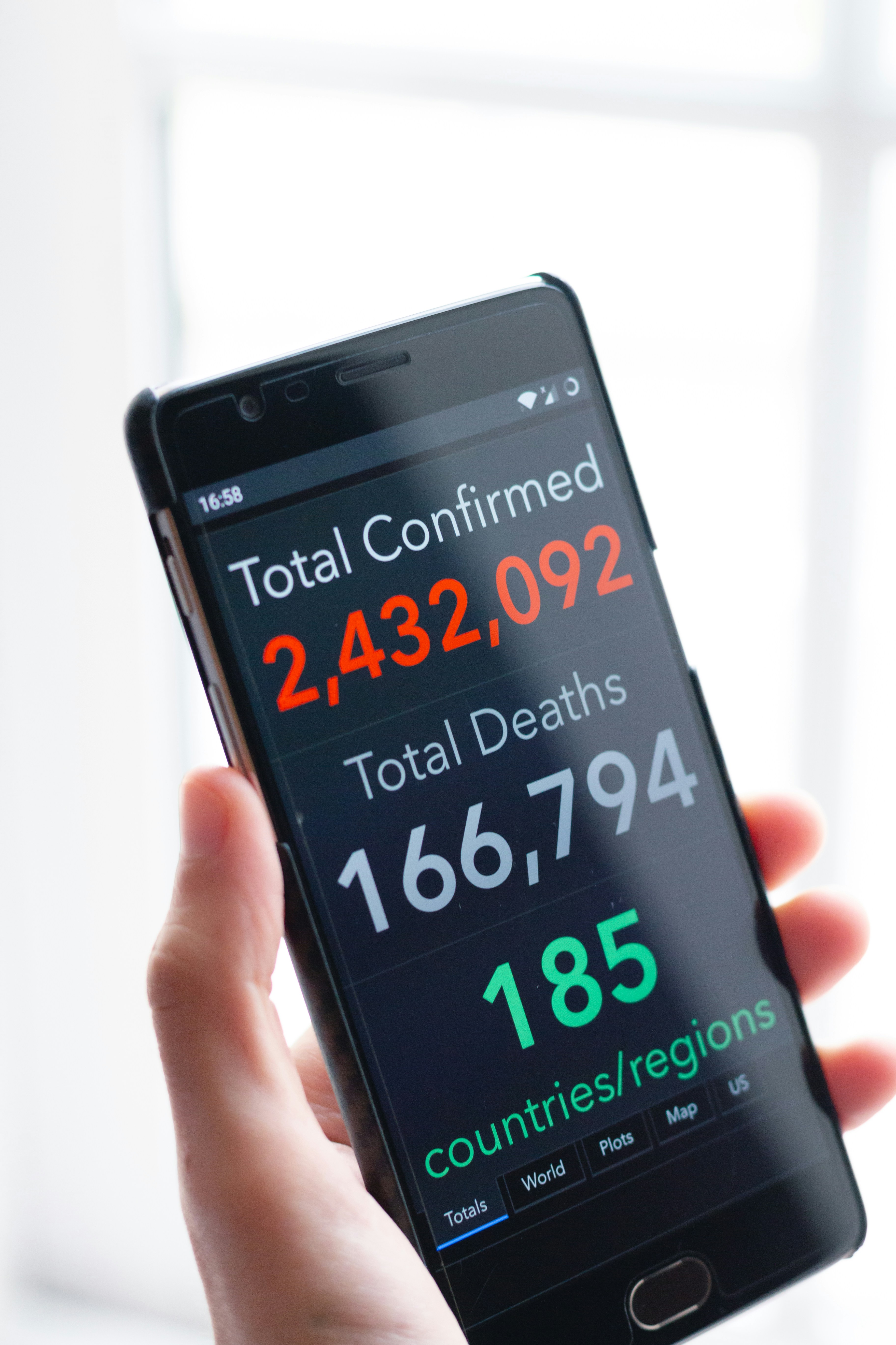 uma pessoa segurando um telefone celular com um relógio nele