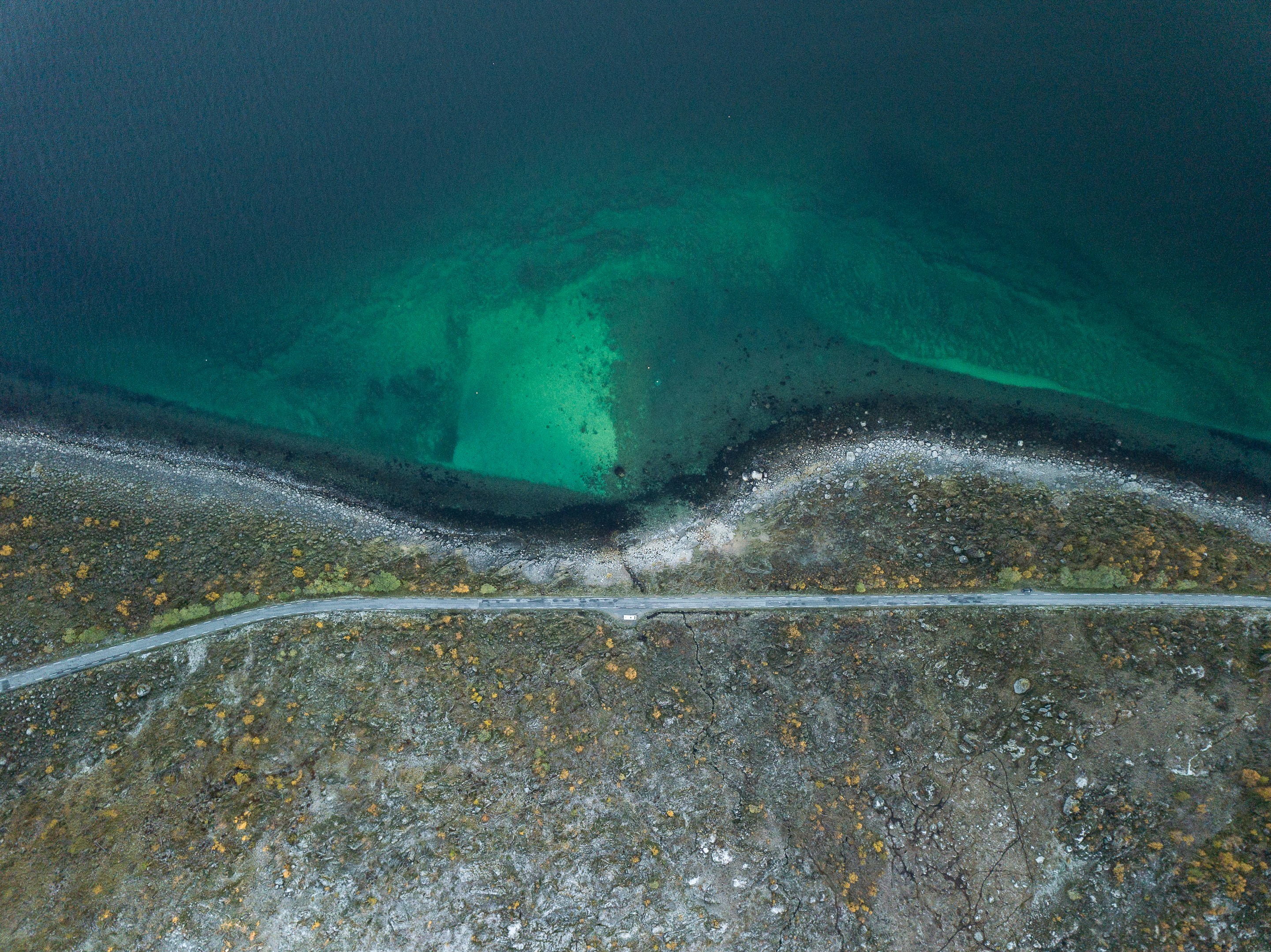 Luftaufnahme einer Straße in der Nähe eines Gewässers