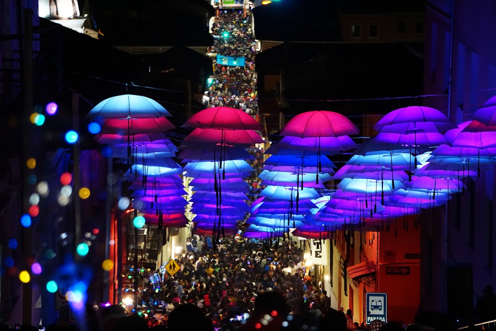 persone che camminano per strada durante la notte