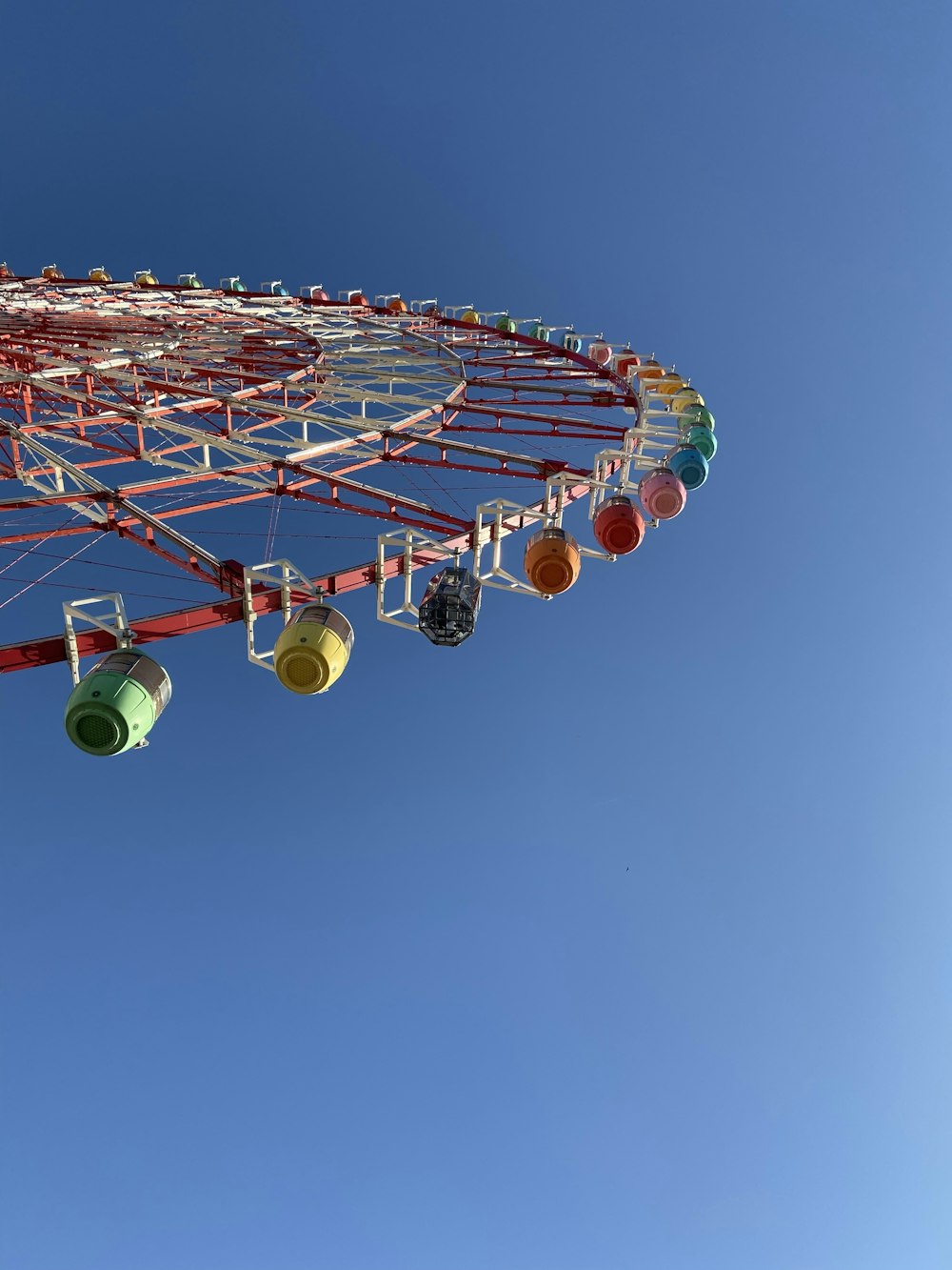 green and yellow ferris wheel under blue sky during daytime