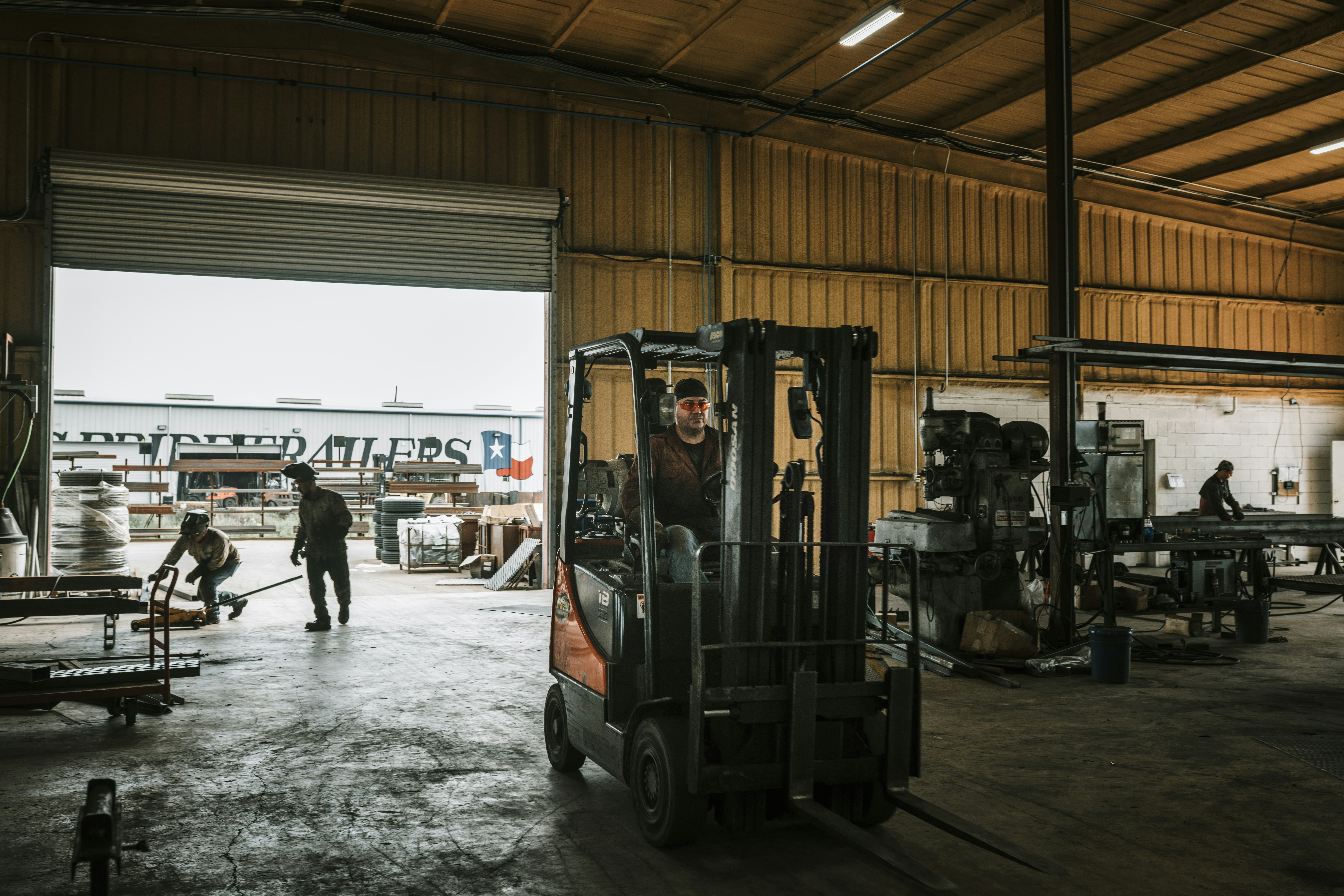 Mann im schwarzen Hemd vor schwarz-weißer Autorikscha