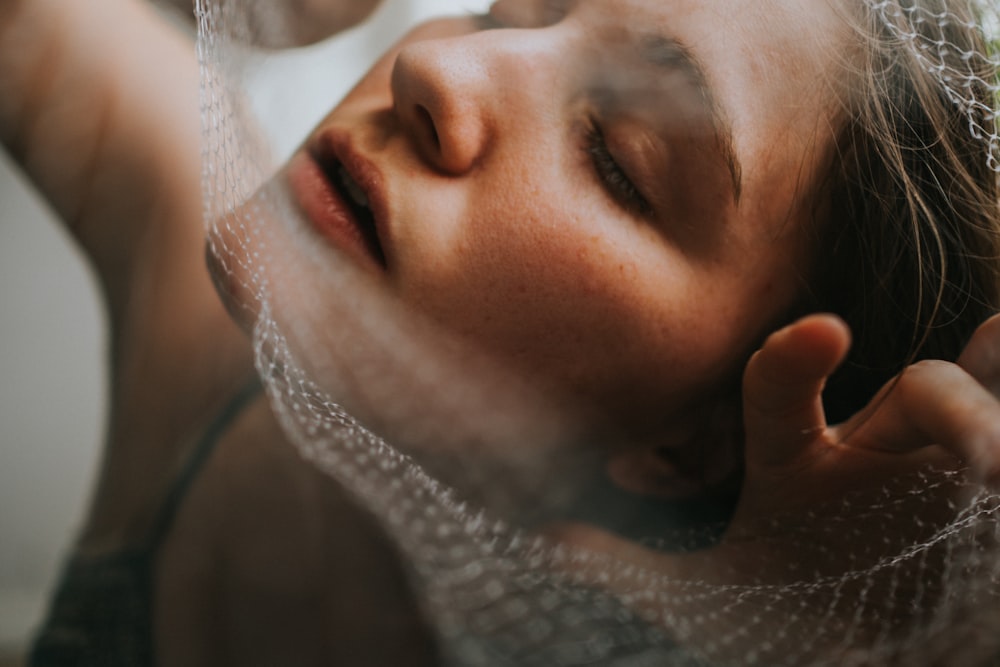 a woman with a veil on her head