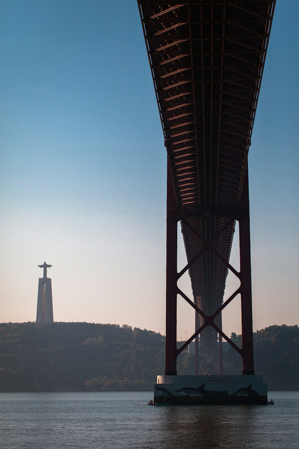 Braune Metallbrücke unter blauem Himmel tagsüber