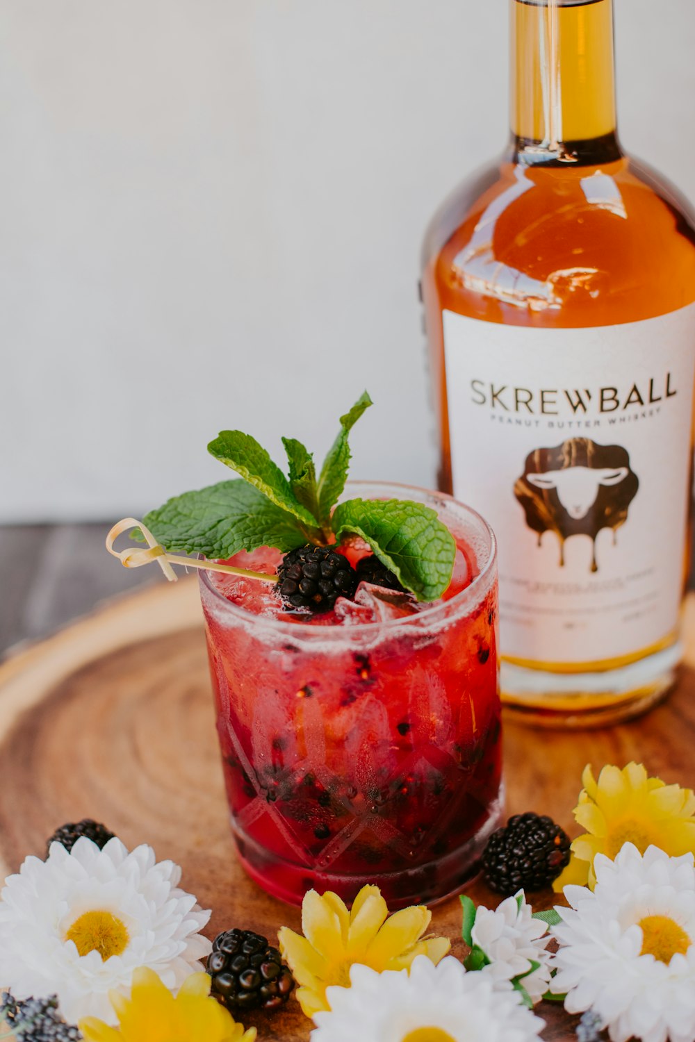 jus de fraise dans un verre transparent