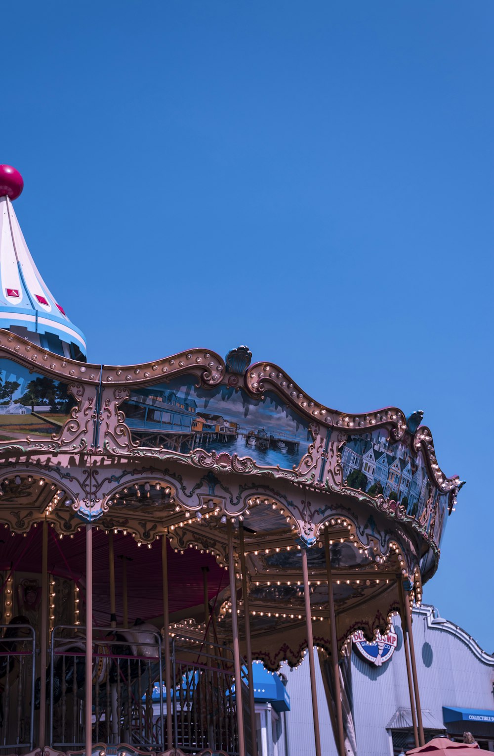 Carrousel blanc et rouge sous ciel bleu pendant la journée