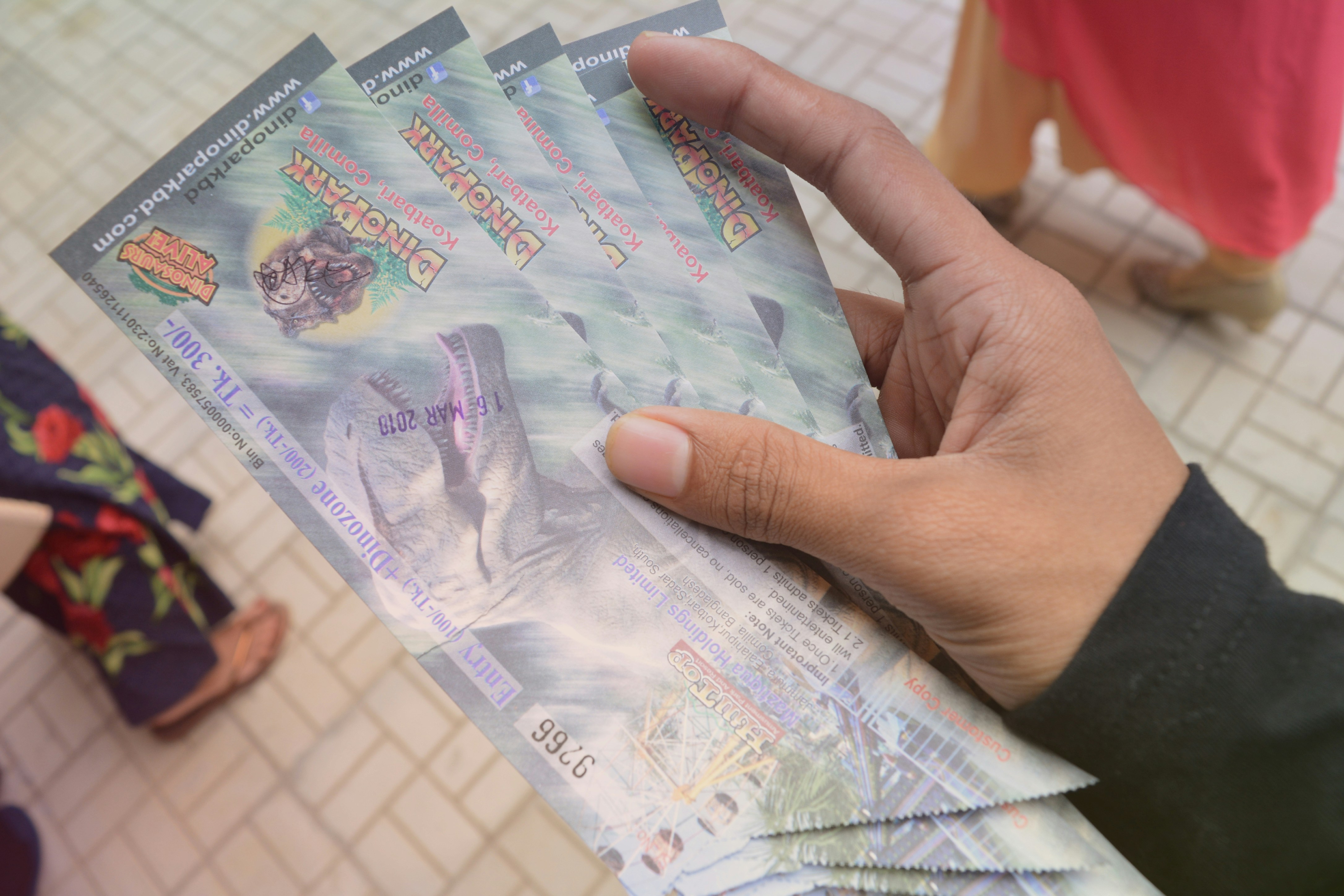 Persona revisando un boleto de lotería con atención