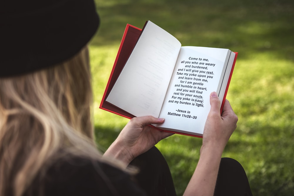 Donna che tiene il libro bianco e rosso