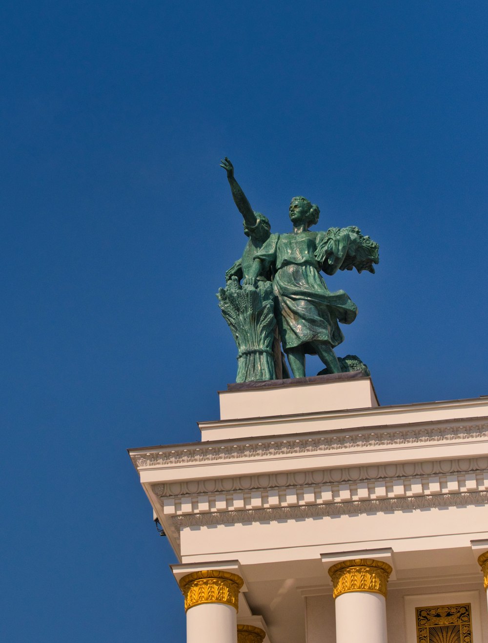 statue of man riding horse