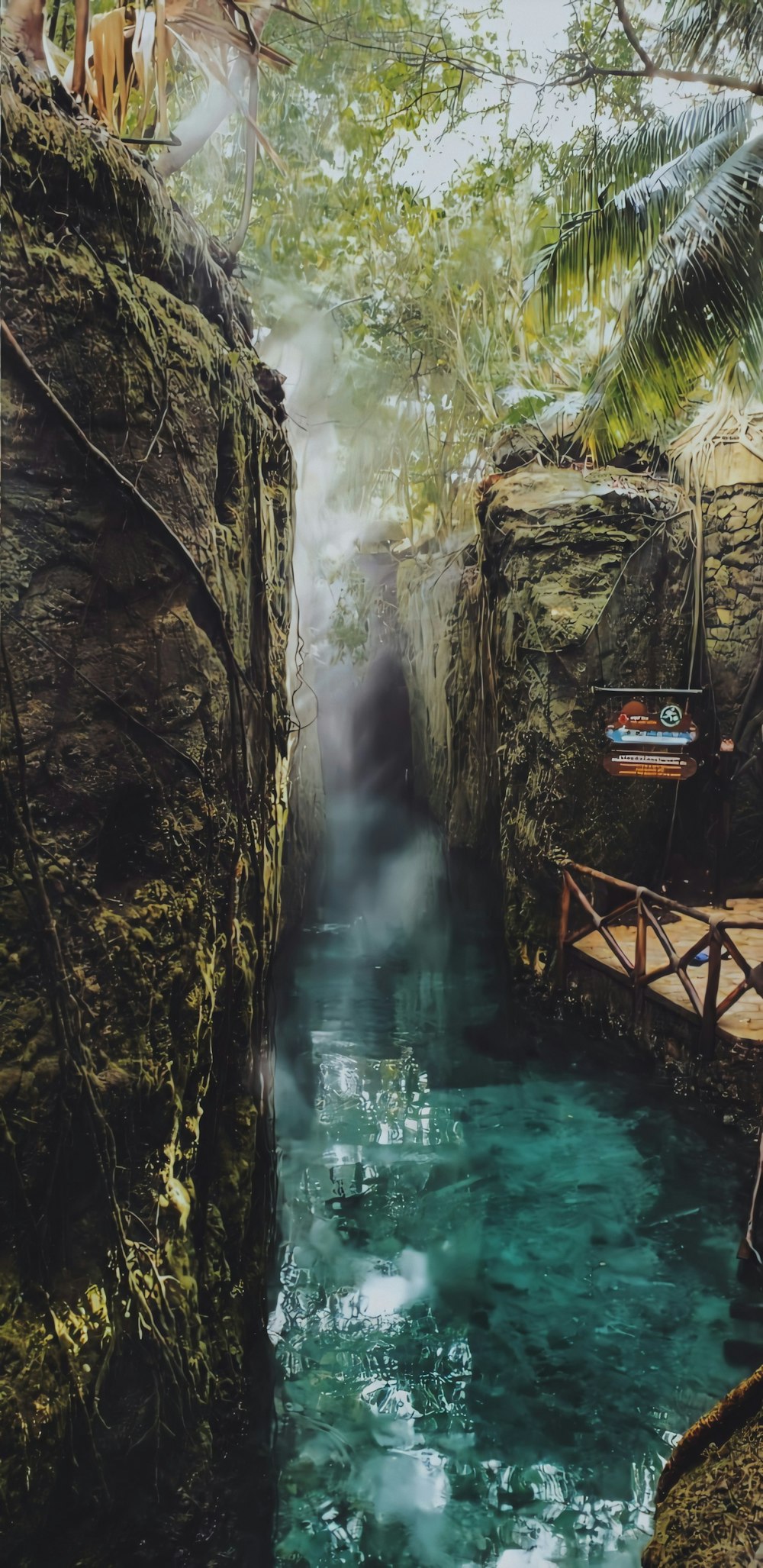 ponte di legno marrone sul fiume